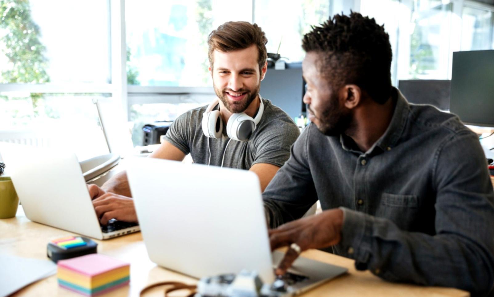 Zusammenarbeit im Team bei Finanzprojekten